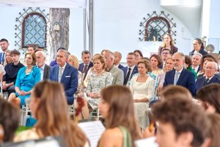 Majestatea Sa Margareta și Principele Radu sărbătoresc 30 de ani de căsnicie. De ce nu au putut face nunta în România. Au organizat un concert și o recepție în grădina Palatului Elisabeta