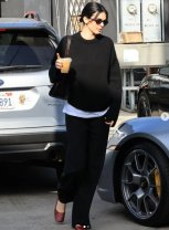 Kendall Jenner Street Style: Musai o băutură în mână