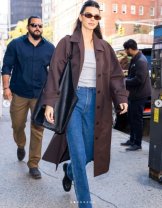 Kendall Jenner Street Style: Geanta oversized