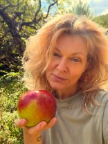 Dana Nălbaru a ajuns din nou ținta comentariilor pe internet, de această dată fiind lăudată pentru naturalețea ei. „O femeie naturală care emană frumusețe”. A publicat poze cu ea nemachiată