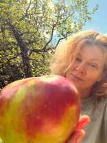 Dana Nălbaru a ajuns din nou ținta comentariilor pe internet, de această dată fiind lăudată pentru naturalețea ei. „O femeie naturală care emană frumusețe”. Le-a arătat urmăritorilor recolta de toamnă