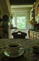 Acasă la Corina Chiriac. Cum arată locuința mică și cochetă a artistei din inima Capitalei. Și-a invitat prietenii din mediul virtual la o cafea