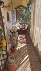 Acasă la Corina Chiriac. Cum arată locuința mică și cochetă a artistei din inima Capitalei. A decorat balconul cu perdele vechi
