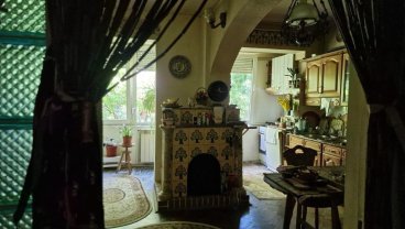 Acasă la Corina Chiriac. Cum arată locuința mică și cochetă a artistei din inima Capitalei. În sufragerie are un șemineu