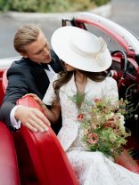 Primele imagini de la cununia civilă a lui Valerie Lungu. Ce ținută deosebită a ales pentru ziua în care a spus marele „DA”. Ținuta ei a fost inspirată din moda anilor 70
