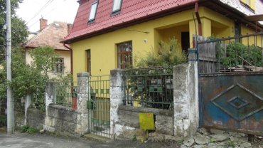 Acasă la Florin Piersic. Cum arată vila din Cluj în care locuiește marele actor. Are fațada galbenă