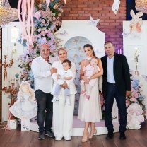 Primele imagini cu chipul gemenilor Roxanei Nemeș. Ania și Zain au împlinit un an de viață. Artista și soțul ei au organizat o petrecere aniversară