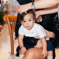 Primele imagini cu chipul gemenilor Roxanei Nemeș. Ania și Zain au împlinit un an de viață. Ambii copii au ales stetoscopul de pe tăviță