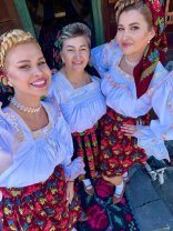 Pe ea o cunoaște toată țara, dar puțini știu cine este sora Oanei Tomoiagă de la „Asia Express” 2026. Ce pasiune are Maria. Aceasta a apărut într-unul dintre videoclipurile artistei