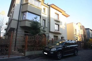 Cum arată casa Romaniței Iovan. În dormitor are o piesă de mobilier spectaculoasă: „O copie a patului în care a dormit Coco Chanel”. Locuiește în Cartierul Primăverii