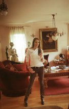 Cum arată casa Romaniței Iovan. În dormitor are o piesă de mobilier spectaculoasă: „O copie a patului în care a dormit Coco Chanel”. Are o oglindă mare în living