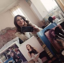 Cum arată casa Romaniței Iovan. În dormitor are o piesă de mobilier spectaculoasă: „O copie a patului în care a dormit Coco Chanel”. Patul are în spate o poveste