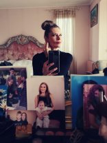 Cum arată casa Romaniței Iovan. În dormitor are o piesă de mobilier spectaculoasă: „O copie a patului în care a dormit Coco Chanel”. Patul îi amintește de celebra creatoare de modă franceză