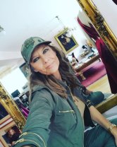 Cum arată casa Romaniței Iovan. În dormitor are o piesă de mobilier spectaculoasă: „O copie a patului în care a dormit Coco Chanel”. Mobilierul este realizat din lemn masiv