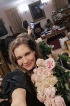 Cum arată casa Romaniței Iovan. În dormitor are o piesă de mobilier spectaculoasă: „O copie a patului în care a dormit Coco Chanel”. Obiectele din casă sunt lucrate în stil baroc