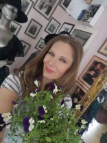 Cum arată casa Romaniței Iovan. În dormitor are o piesă de mobilier spectaculoasă: „O copie a patului în care a dormit Coco Chanel”. Pe pereți are poze de când era model