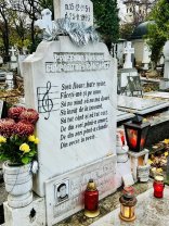 Cum arată mormântul lui Ioan Luchian Mihalea, la peste trei decenii de la moartea sa. Aproape mereu sunt lumânări aprinse la locul său de veci