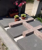 Cum arată mormântul lui Adrian Pintea, la aproape două decenii de la moartea sa. Locul de veci al actorului este în continuare plin de flori. Pe cavoul lui apare o cruce cu două brațe orizontale