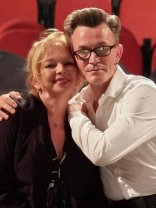 Cesonia Postelnicu trăiește o dragoste ca-n povești la aproape 60 de ani. Cine este bărbatul care îi face declarații publice de iubire pură. Mihai Ion este cântăreț