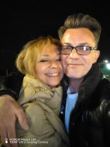 Cesonia Postelnicu trăiește o dragoste ca-n povești la aproape 60 de ani. Cine este bărbatul care îi face declarații publice de iubire pură. Pare că sunt uniți de pasiunea pentru artă