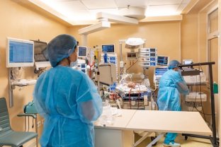 Mirabela Grădinaru, vizită emoționantă la Terapie Intensivă Neonatală. Prima Doamnă a României știe ce înseamnă lupta pentru viață a unui copil nou-născut. Secția a fost construită în 2013 de organizația Inima Copiilor