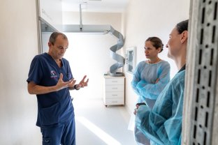 Mirabela Grădinaru, vizită emoționantă la Terapie Intensivă Neonatală. Prima Doamnă a României știe ce înseamnă lupta pentru viață a unui copil nou-născut. Prima Doamnă a mulțumit medicilor și asistenților