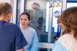 Mirabela Grădinaru, vizită emoționantă la Terapie Intensivă Neonatală. Prima Doamnă a României știe ce înseamnă lupta pentru viață a unui copil nou-născut. Ea este mamă de copii născuți prematur