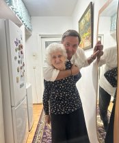 A trecut o lună de la moartea mamei lui Daniel Buzdugan. Ce mesaj emoționant a transmis omul de radio: „Din Ceruri, ai început o nouă misiune pentru noi”. Îl primea mereu cu bucate alese la ea la Iași