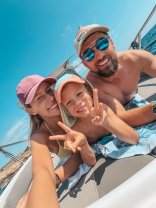 Gabriela Oțil și-a făcut bagajele și a plecat în Malta, la Dani Oțil. Cum s-au fotografiat în formulă completă, alături de fiul lor. Au făcut poze împreună pe o ambarcațiune