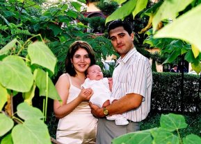 Ce familie frumoasă are Gelu Voicu. Iubește aceeași femeie de două decenii și împreună au trei copii: „Ne-a binecuvântat Dumnezeu cu minunile acestea”. Soția lui era studentă când a rămas însărcinată cu primul copil