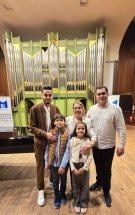 Ce familie frumoasă are Gelu Voicu. Iubește aceeași femeie de două decenii și împreună au trei copii: „Ne-a binecuvântat Dumnezeu cu minunile acestea”. Copiii i-au moștenit talentul muzical