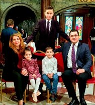 Ce familie frumoasă are Gelu Voicu. Iubește aceeași femeie de două decenii și împreună au trei copii: „Ne-a binecuvântat Dumnezeu cu minunile acestea”. Și-a cunoscut soția la un concert