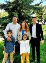 Ce familie frumoasă are Gelu Voicu. Iubește aceeași femeie de două decenii și împreună au trei copii: „Ne-a binecuvântat Dumnezeu cu minunile acestea”. Nunta lor a ținut trei zile
