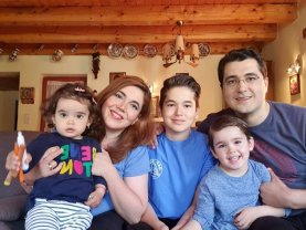 Ce familie frumoasă are Gelu Voicu. Iubește aceeași femeie de două decenii și împreună au trei copii: „Ne-a binecuvântat Dumnezeu cu minunile acestea”. Nunta lor a avut loc în 2005