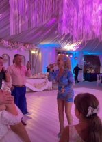 Stana Izbașa a ajuns ținta comentariilor negative după ce a apărut în rochie scurtă la o nuntă, la 57 de ani. „Femeie în călduri ajunsă la menopauză”. Imaginile cu ea au stârnit reacții răutăcioase în online