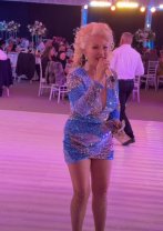 Stana Izbașa a ajuns ținta comentariilor negative după ce a apărut în rochie scurtă la o nuntă, la 57 de ani. „Femeie în călduri ajunsă la menopauză”. A ales o ținută care i-a pus silueta în valoare