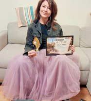 Oana Sîrbu, apariție surprinzătoare la „Poarta Pangrati”, de la TVR2. A purtat o fustă amplă din voal