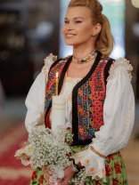 Oana Tomoiagă a fost nașă de cununie la nunta unor colegi de breaslă. Ținuta aleasă de artistă a impresionat pe toată lumea. A purtat un costum popular maramureșean