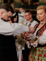 Oana Tomoiagă a fost nașă de cununie la nunta unor colegi de breaslă. Ținuta aleasă de artistă a impresionat pe toată lumea. Mirii au fost Laura Erhan și Voicu Dorin