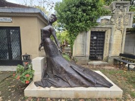 Cum arată mormântul Florinei Cercel, la șapte ani de la decesul actriței. Statuia distrusă de flăcări a fost refăcută de familie, la patru ani de la incendiu