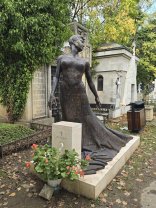 Cum arată mormântul Florinei Cercel, la șapte ani de la decesul actriței. Statuia distrusă de flăcări a fost refăcută de familie. Monumentul amintește de eleganța artistei