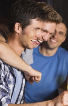 5. Vorbește cu prietenii lui despre cum faceți sex