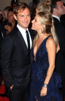 Sienna Miller şi Jude Law