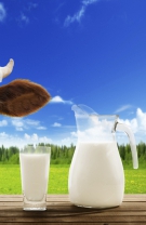 Conţine urme de antibiotice şi hormoni
