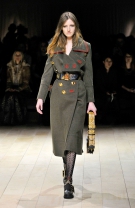 9. În spirit militar