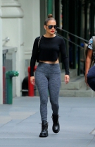 Combinaţia crop top + colanţi