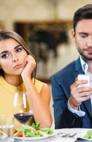 Un bărbat bun nu te va face să te simți singură în relație