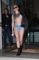 Combinaţia crop top și pantaloni foarte scurţi