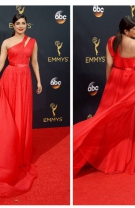 Priyanka Chopra a ales roșul la premiile Emmy 2016