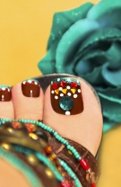 Nail art cu strasuri şi paiete
